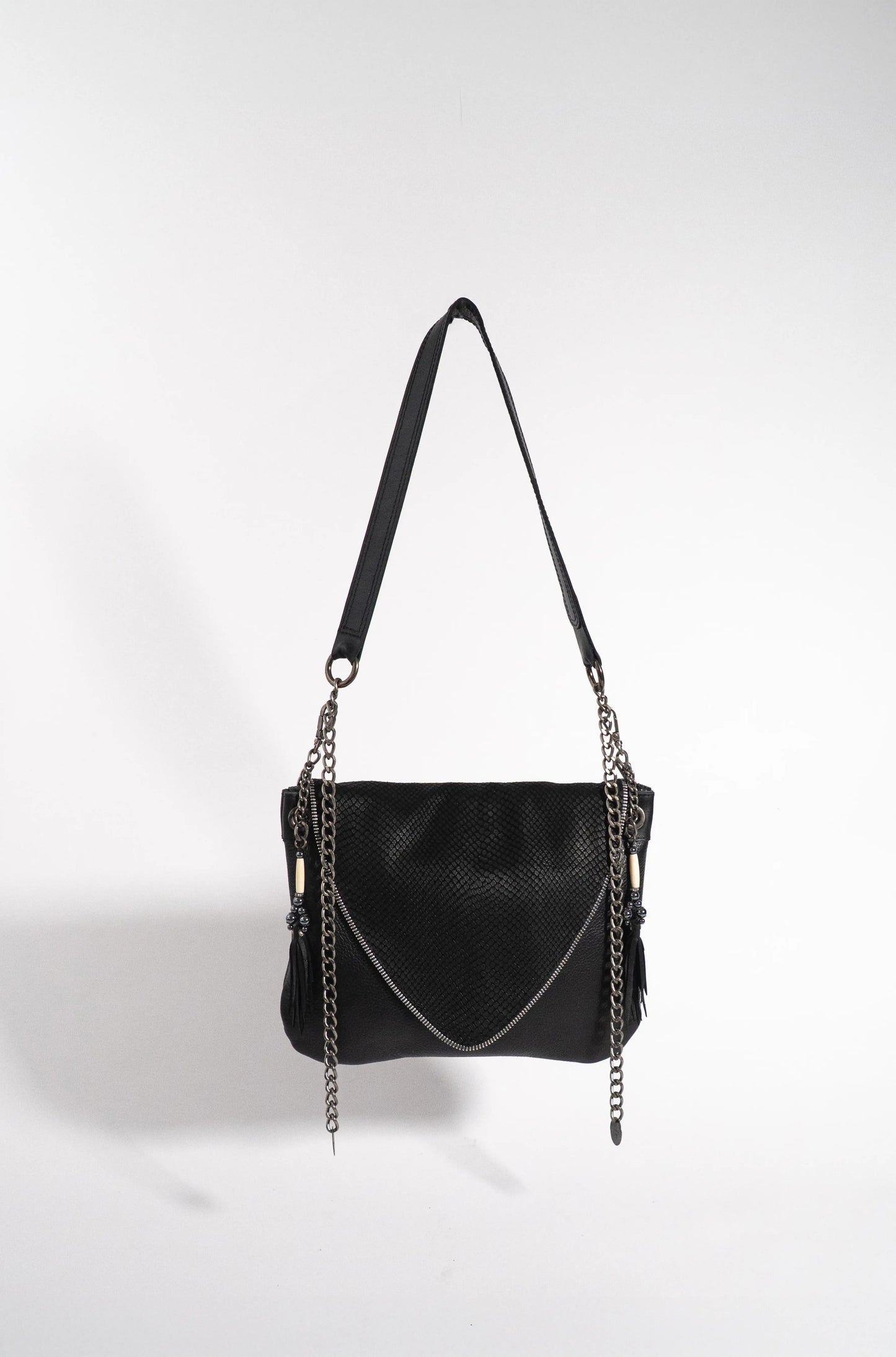 Black leather V handbag with textured black matte leather detail